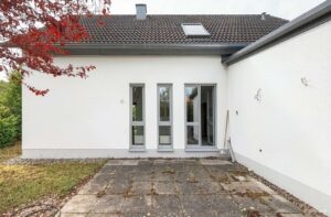 Terrasse am Wohnbereich  - (KI belichtet)