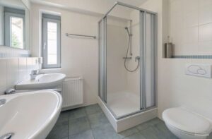 Badezimmer en Suite - (KI belichtet)