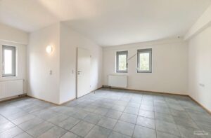 Schlafzimmer im Erdgeschoss - (KI belichtet)