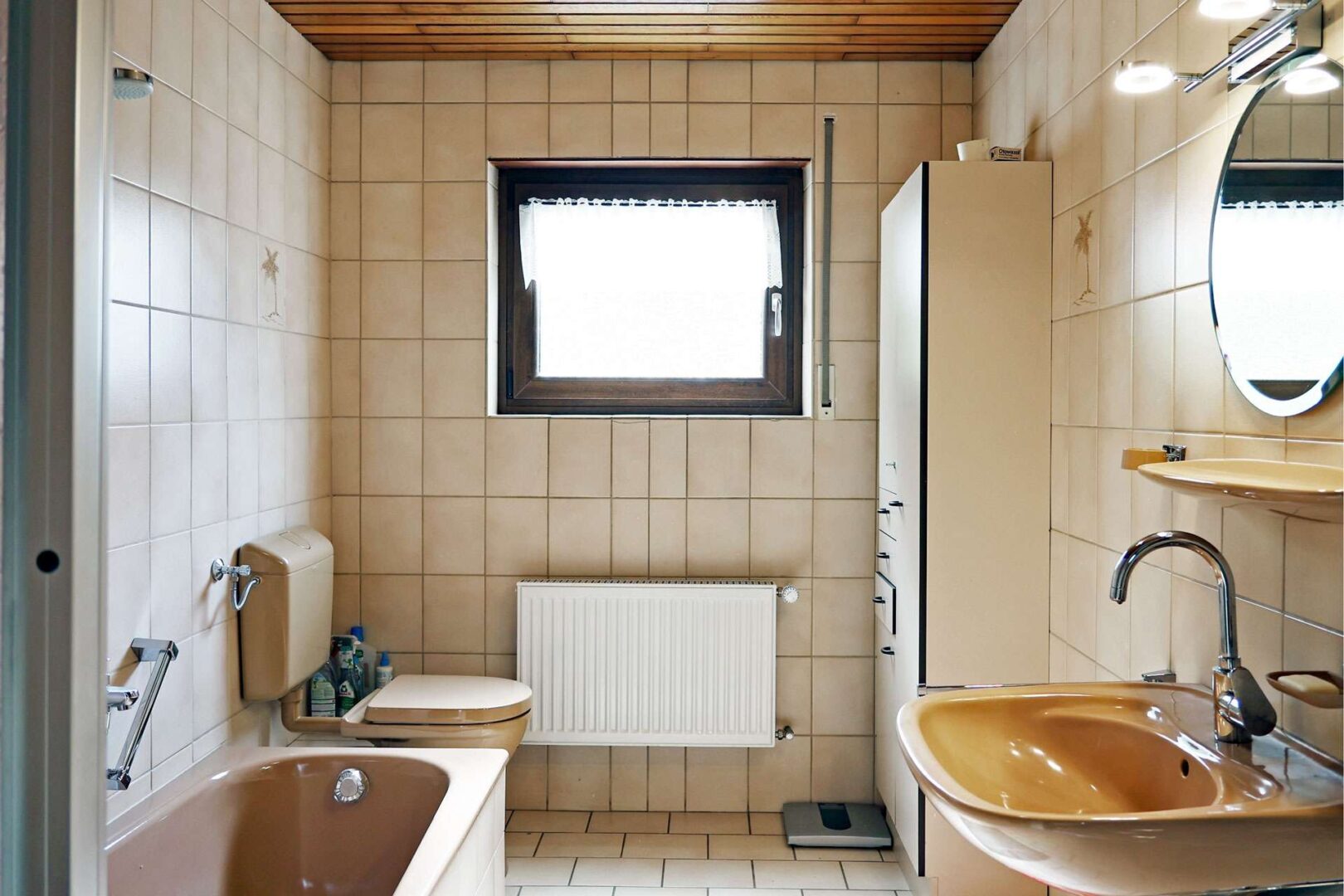 Tageslichtbad mit Dusche und Wanne