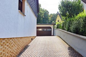 Einfahrt Garage