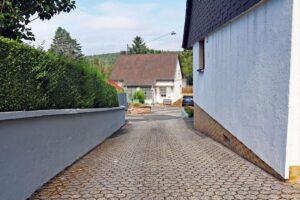 Einfahrt Garage