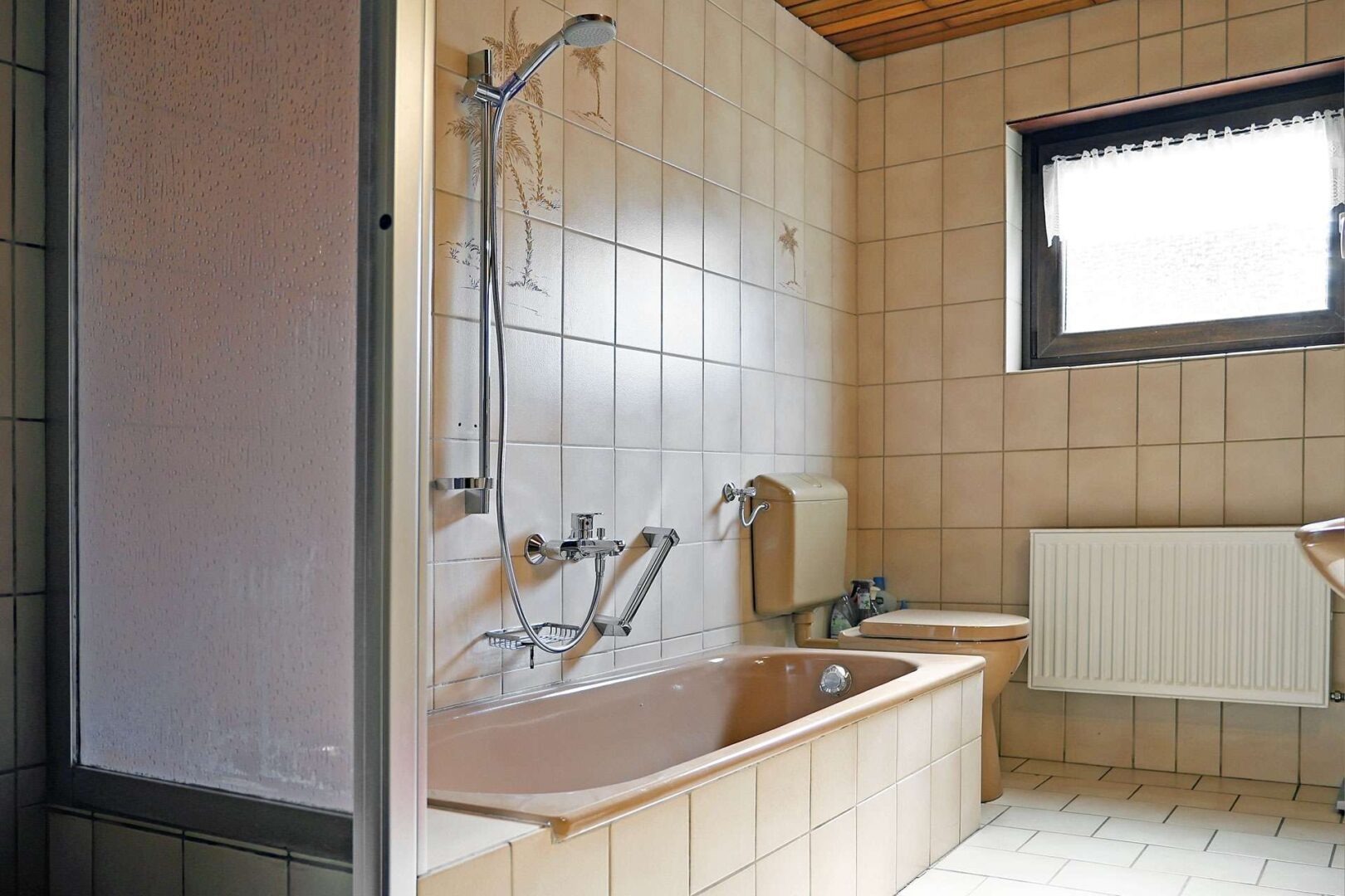 Tageslichtbad mit Dusche und Wanne