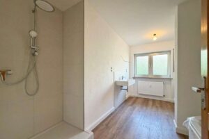 modernes Badezimmer
