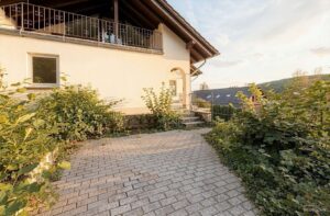 Terrasse am Garten - (KI-belichtet)