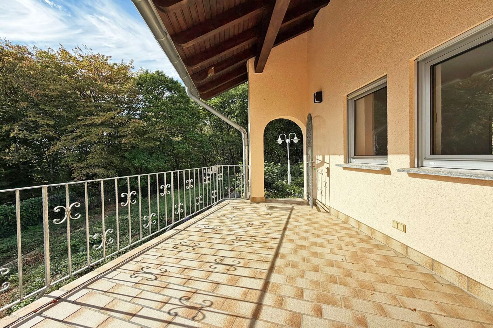 großer, überdachter Balkon am Wohnzimmer