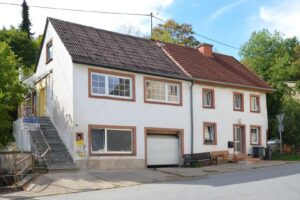 Großes Grundstück mit Bestandsgebäuden