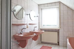 Tageslichtbad mit Dusche und Badewanne