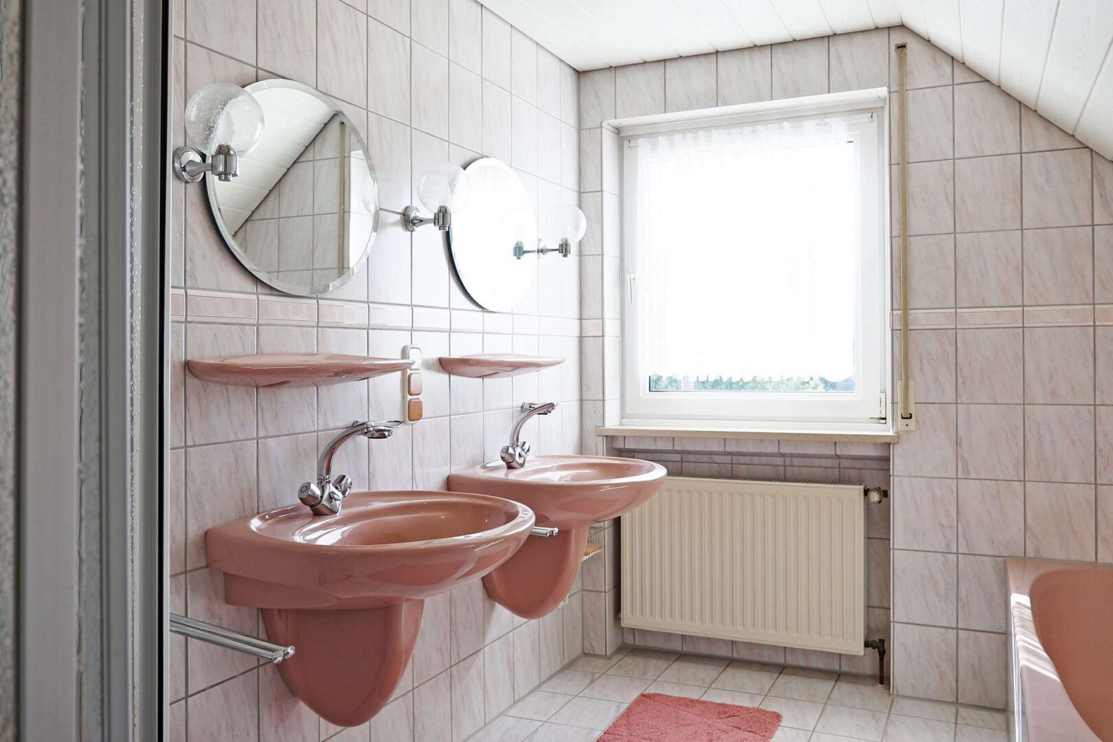 Tageslichtbad mit Dusche und Badewanne
