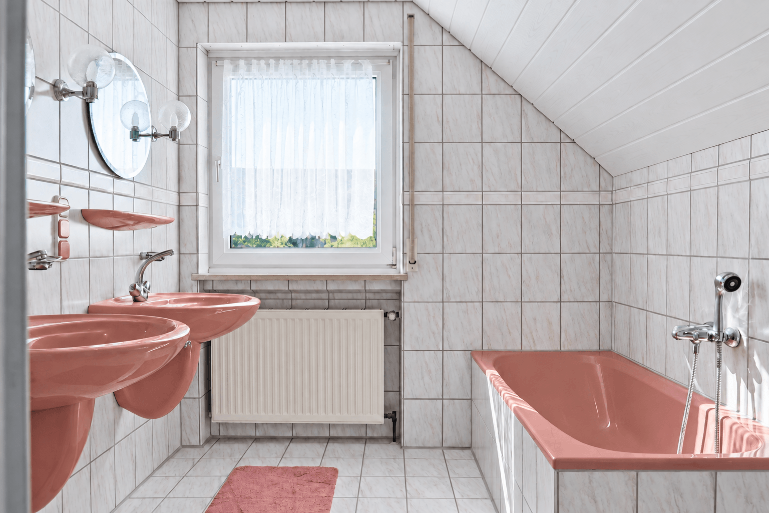 Tageslichtbad mit Dusche und Badewanne