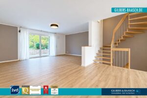Modernes Einfamilienhaus mit Garten und Garage in ruhiger Lage
