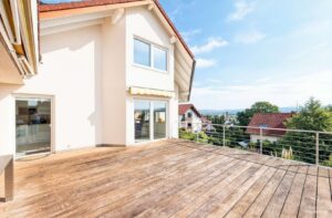 große, sonnige Terrasse mit zwei Markisen - (KI bearbeitet)