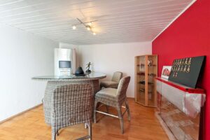 Arbeitszimmer oder Bar im UG