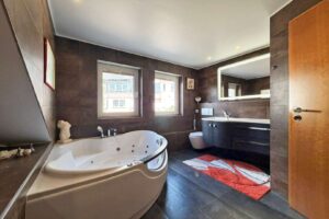 moderne Badezimmer mit Wellness Badewanne