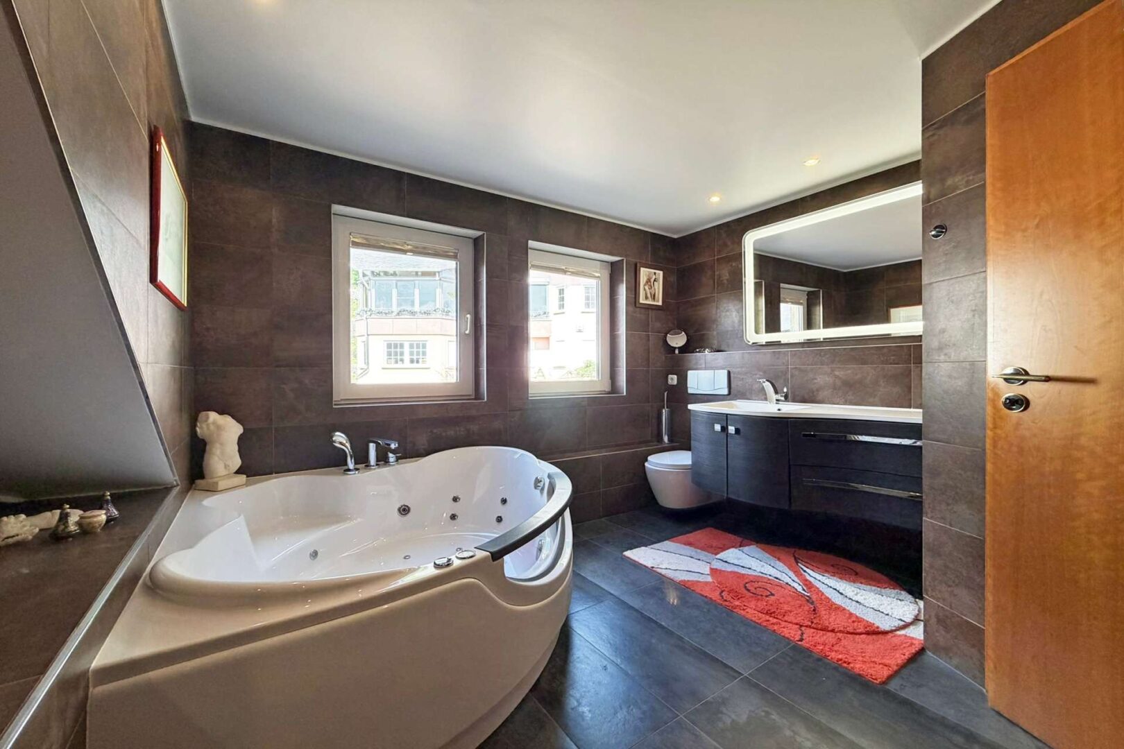 moderne Badezimmer mit Wellness Badewanne