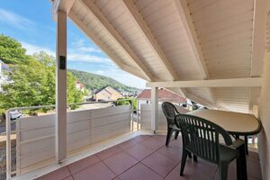 überdachter Balkon am Schlafzimmer