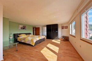 großes Schlafzimmer mit Balkon im DG