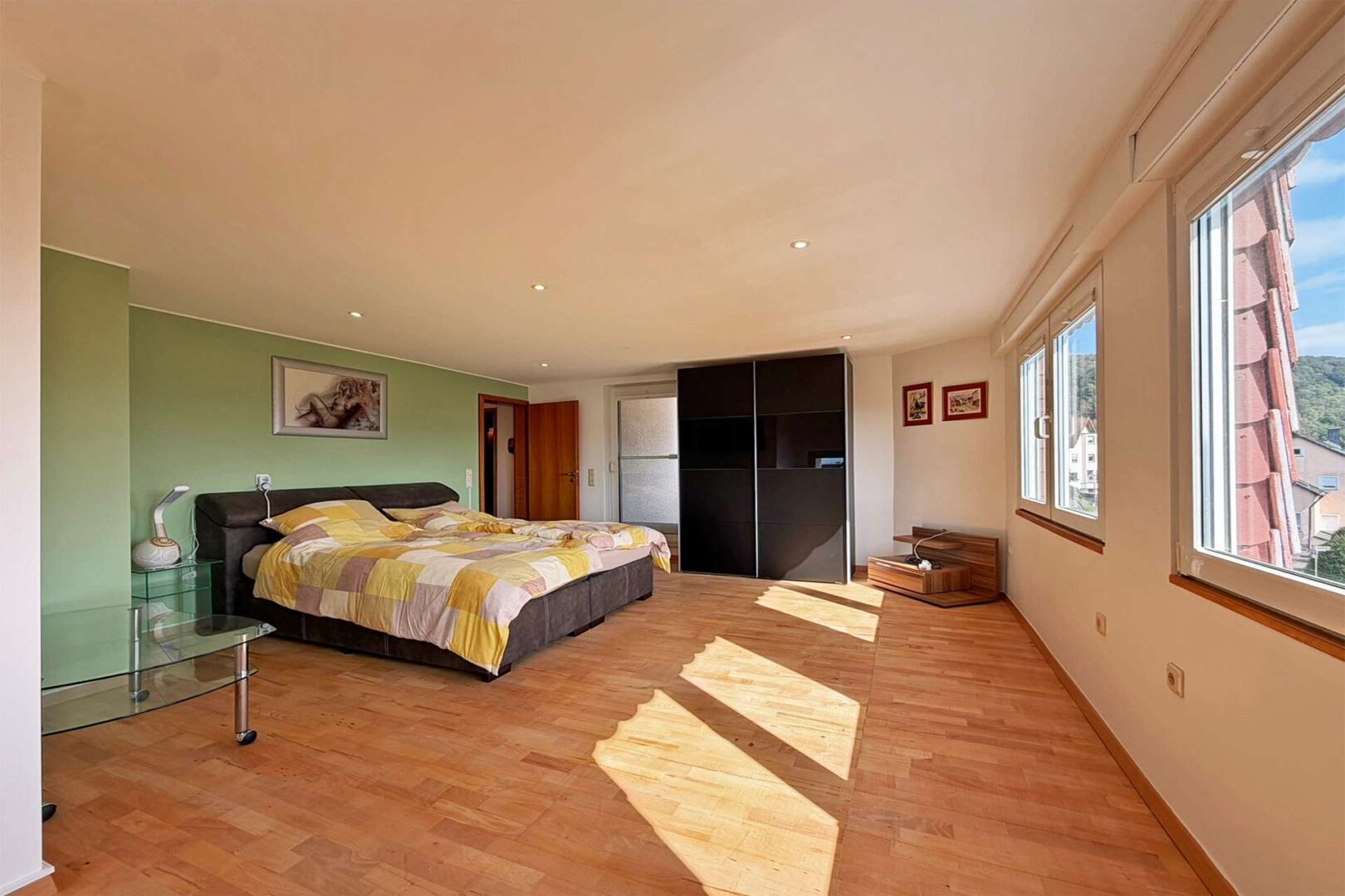 großes Schlafzimmer mit Balkon im DG