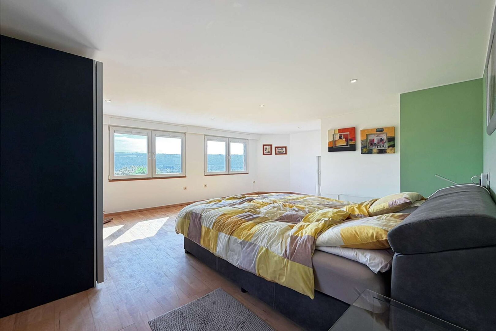 großes Schlafzimmer mit Aussicht
