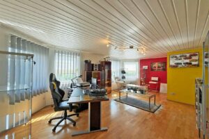großzügiges Büro oder Schlafzimmer im UG