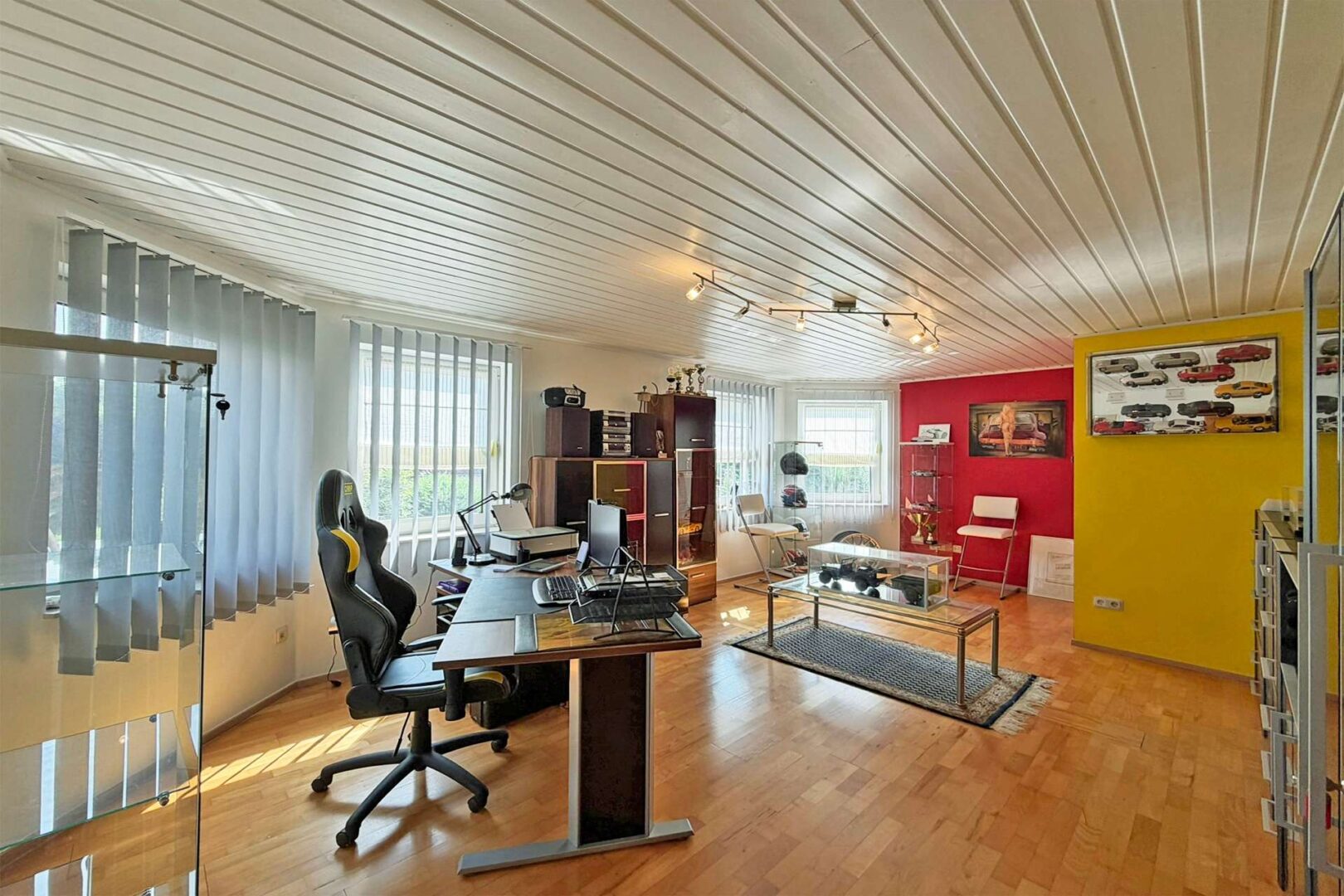 großzügiges Büro oder Schlafzimmer im UG