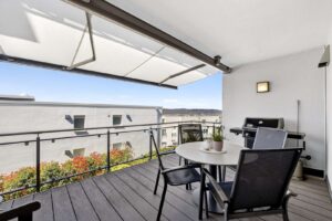 Großer Balkon mit Weitblick und Sonnenschutz