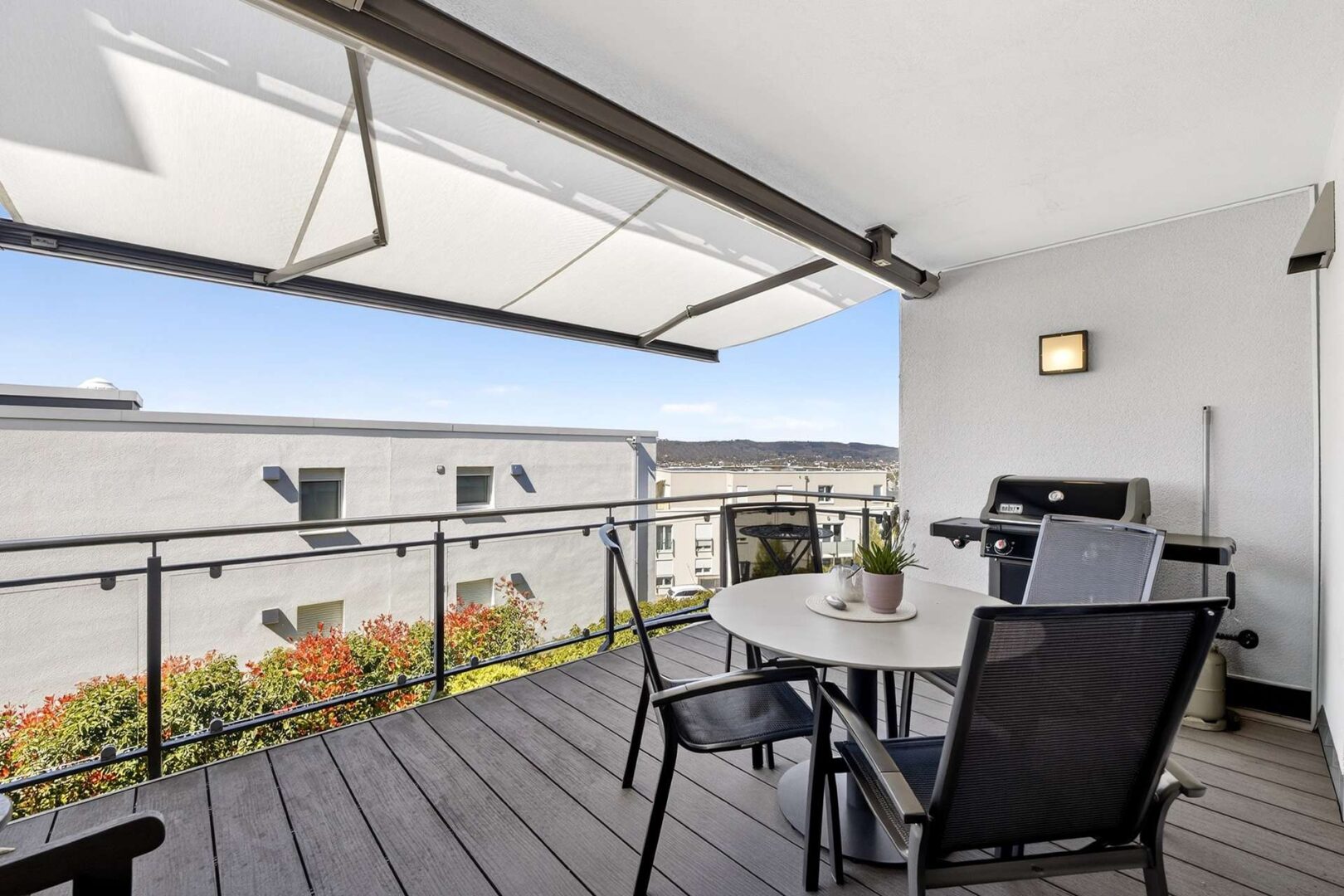 Großer Balkon mit Weitblick und Sonnenschutz