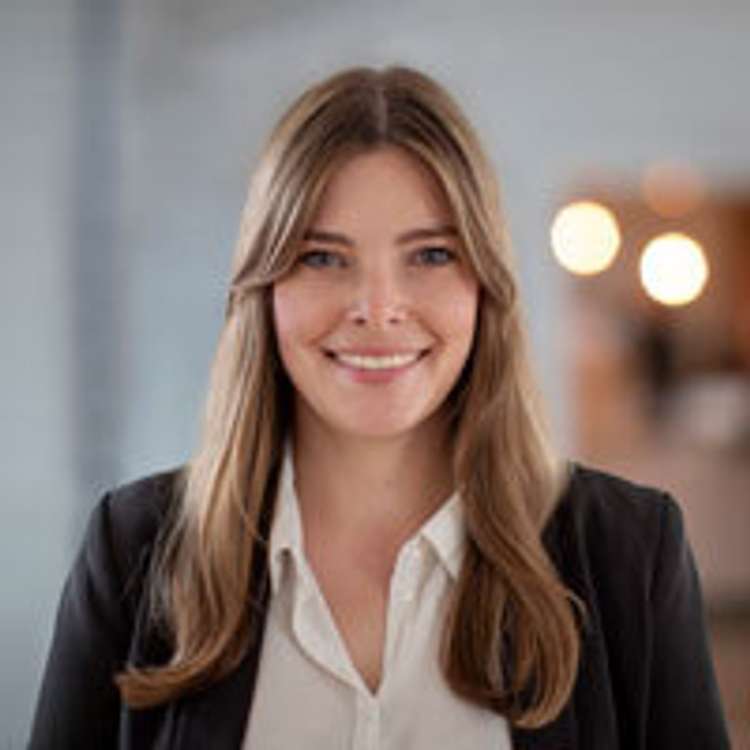 Frau Lea Peters 
