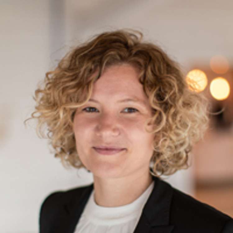 Frau Vérénice Mendgen 