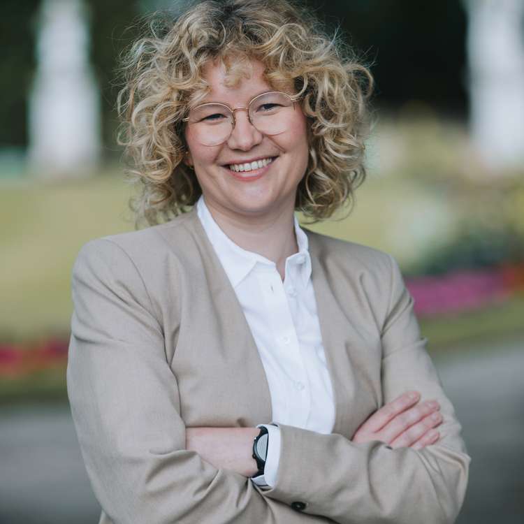 Frau Vérénice Mendgen