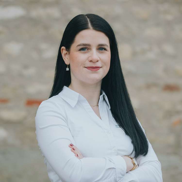 Frau Marleen Dömer