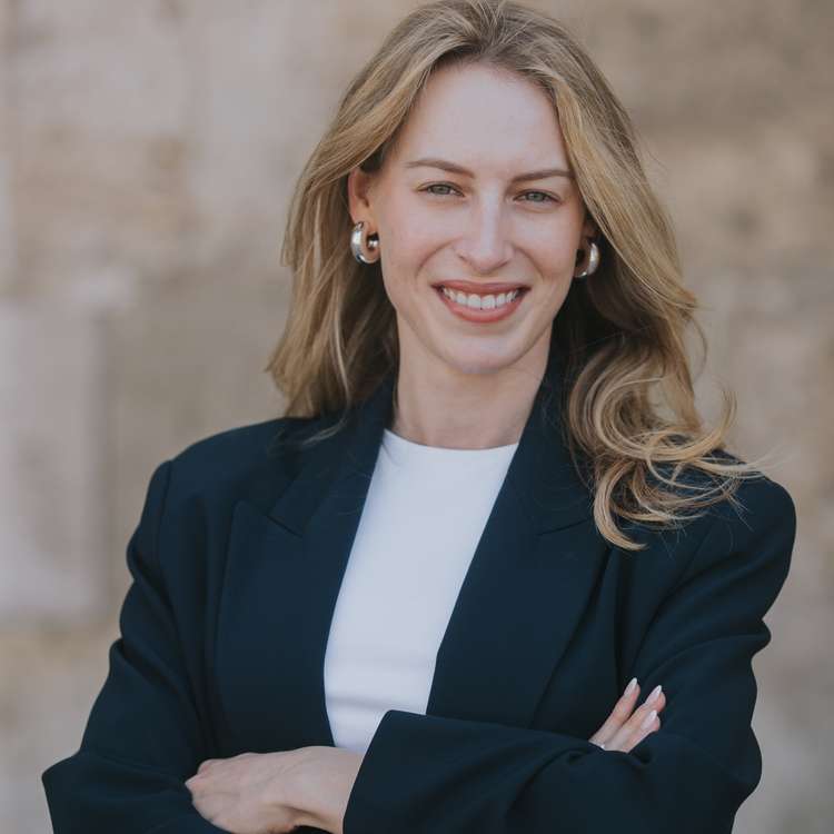 Frau Katharina Steffen